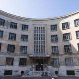 Accanto si trova la praticamente identica scuola elementare �Renato Moro�: costruita nel secondo dopoguerra si presenta con un colore pi� sbiadito rispetto alla sua �gemella� (foto di Gennaro Gargiulo)